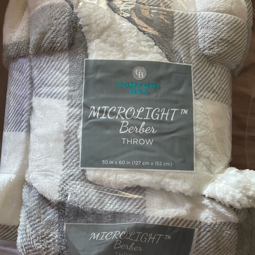 Comfort Bay Microlight Berber Throw - Gray and White